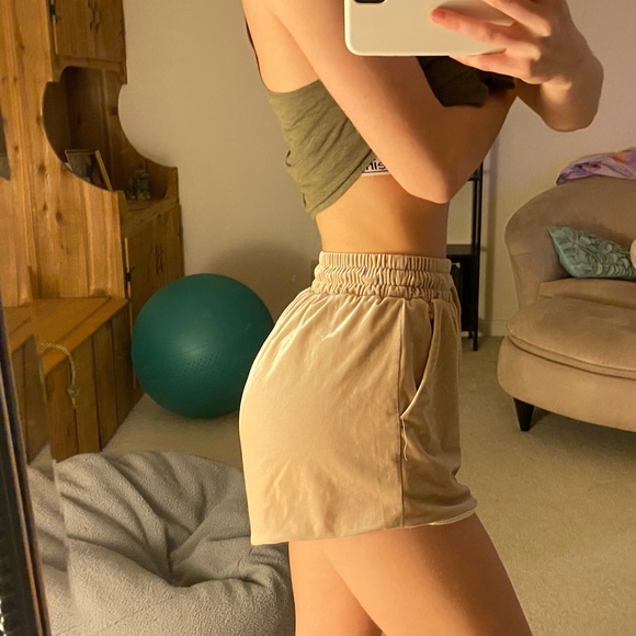 SUPER nice Velvet shorts material is sooo soft - Picture 2 of 4